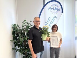 AOK QuATRo_Pressefoto 2025 Auszeichnung Übergabe an Ärztegenossenschaft Marburg